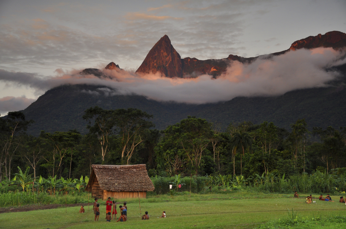 Aldeia yanomami do Marari e ao fundo a Serra Aramamisi | Imagen: Edson Sato