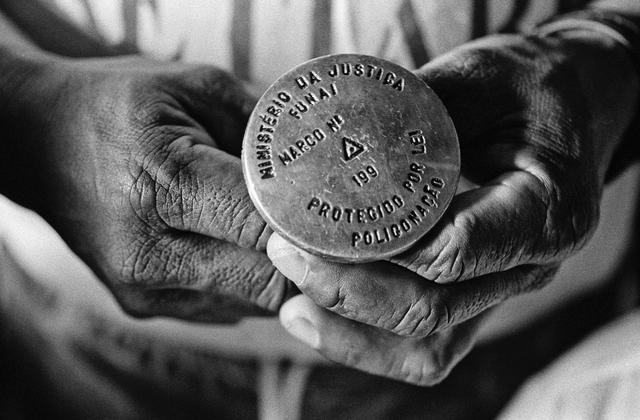  Marco de bronze para a demarcação física das Terras Indígenas do Rio Negro, São Gabriel da Cachoeira, Amazonas. © Pedro Martinelli/ISA