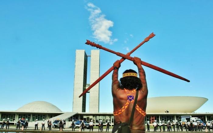 Indígenas manifestam-se em frente ao Congresso durante Acampamento Terra Livre em 2015 | Mobilização Nacional Indígena 